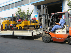 福瑞得機械4臺小型壓路機裝車發往河南。